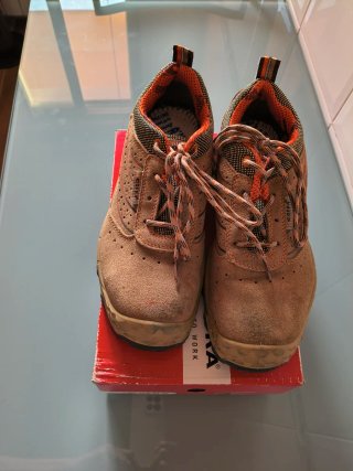 Zapatos de seguridad Cofra marrones y naranjas.