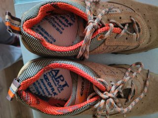 Zapatos de seguridad Cofra marrones y naranjas.