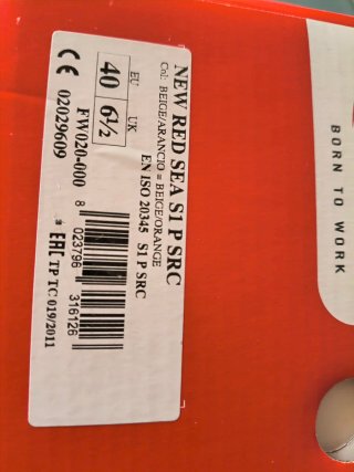 Zapatos de seguridad Cofra marrones y naranjas.