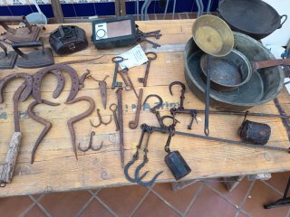Lote antigüedades: báscula, llaves, ollas