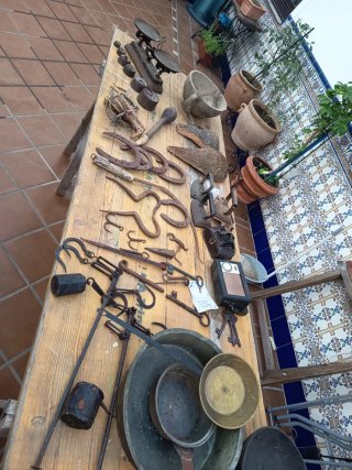 Lote antigüedades: báscula, llaves, ollas