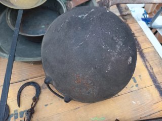 Lote antigüedades: báscula, llaves, ollas