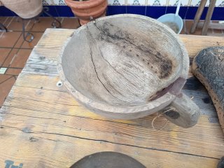 Lote antigüedades: báscula, llaves, ollas