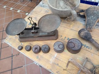 Lote antigüedades: báscula, llaves, ollas