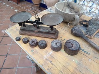 Lote antigüedades: báscula, llaves, ollas