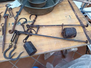 Lote antigüedades: báscula, llaves, ollas