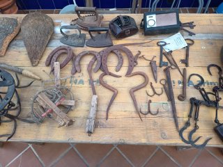 Lote antigüedades: báscula, llaves, ollas