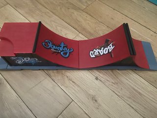 Pista de skate y skate de dedos