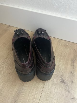 Mocasines burdeos con Borla Zara