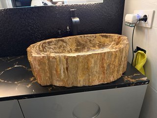 Lavabo de piedra natural sobre encimera