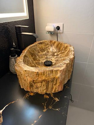 Lavabo de piedra natural sobre encimera