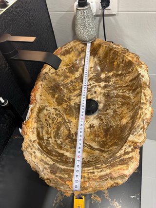 Lavabo de piedra natural sobre encimera