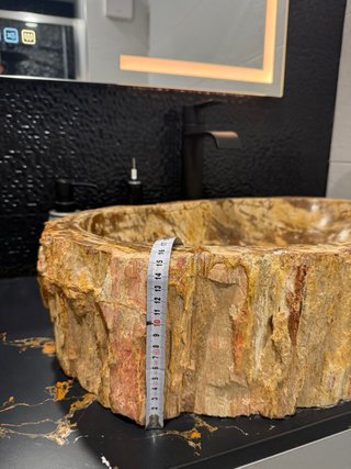 Lavabo de piedra natural sobre encimera