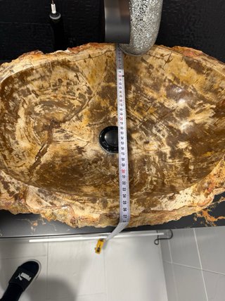 Lavabo de piedra natural sobre encimera