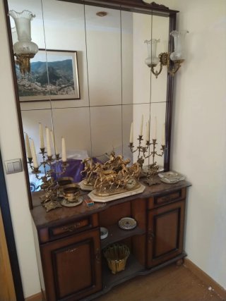 Cómoda de madera con detalles dorados