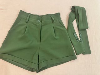 Pantalón corto verde talla 36