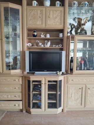 Mueble de salón de madera y cristal