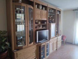 Mueble de salón de madera y cristal