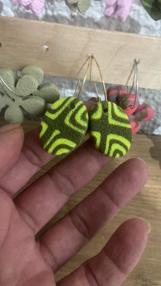 Pendientes artesanales redondos