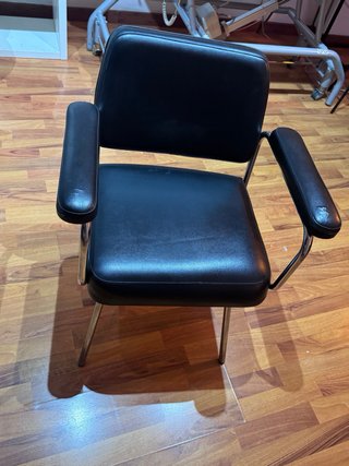 Silla antigua metálica negra