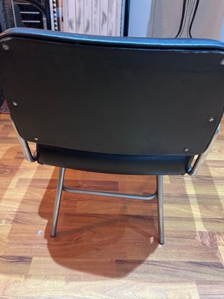 Silla antigua metálica negra