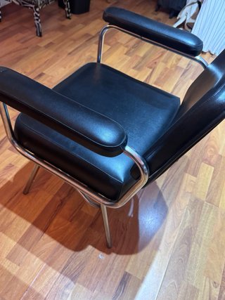 Silla antigua metálica negra