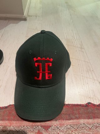 Gorra negra con bordado rojo