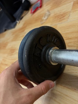 Pesas de gimnasio con discos rojos y negros
