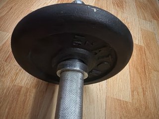 Pesas de gimnasio con discos rojos y negros