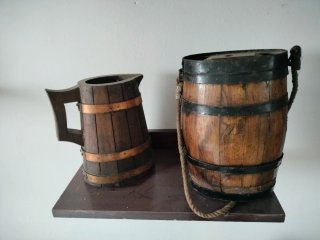 Jarra y barril de madera