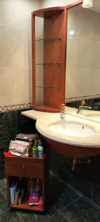 Mueble de baño de madera y cristal