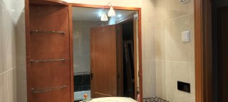 Mueble de baño de madera y cristal