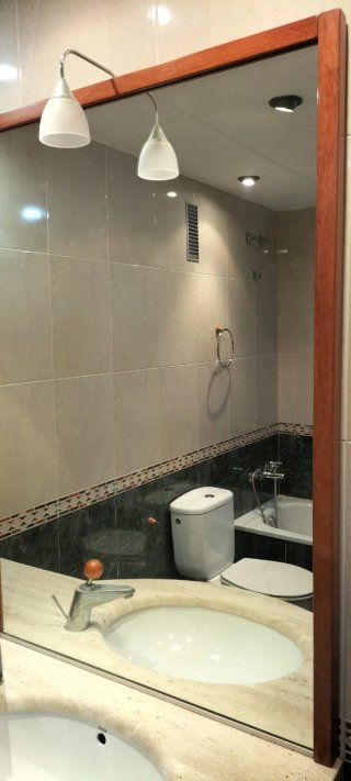 Mueble de baño de madera y cristal