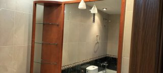 Mueble de baño de madera y cristal