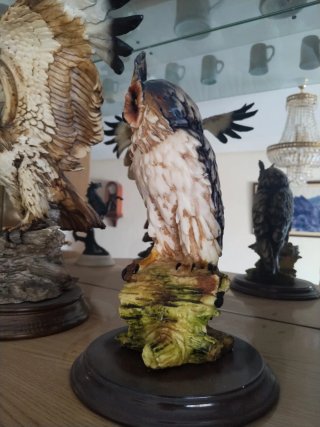Figuras antiguas de caballos y águilas