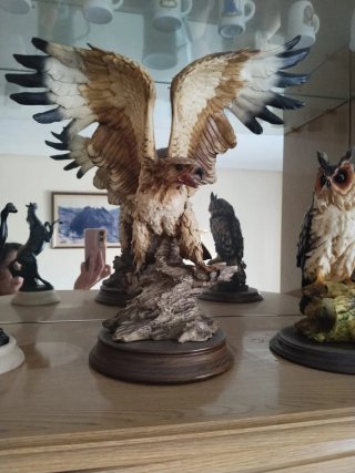 Figuras antiguas de caballos y águilas