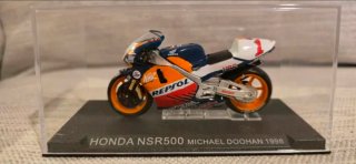 Maqueta Moto Yamaha YZR-M1 Valentino Rossi 2004