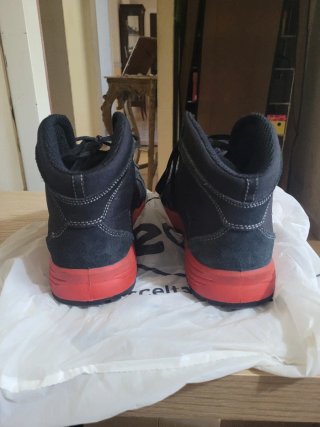 Scarpe antinfortunistiche nere e rosse