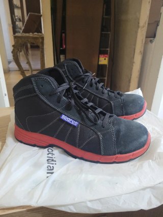 Scarpe antinfortunistiche nere e rosse
