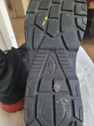 Scarpe antinfortunistiche nere e rosse