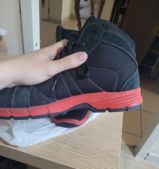 Scarpe antinfortunistiche nere e rosse