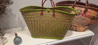 Cesta de playa tejida verde y rosa