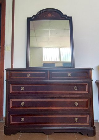 Cómoda de madera. Mesilla y espejo