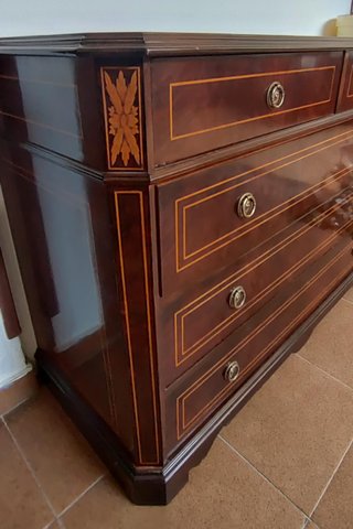 Cómoda de madera. Mesilla y espejo