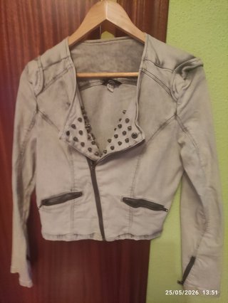 Cazadora vaquera gris con tachuelas