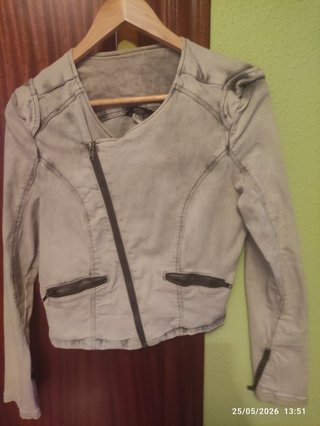 Cazadora vaquera gris con tachuelas