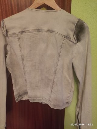 Cazadora vaquera gris con tachuelas