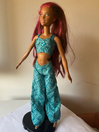 Muñeca Barbie con conjunto de dos piezas