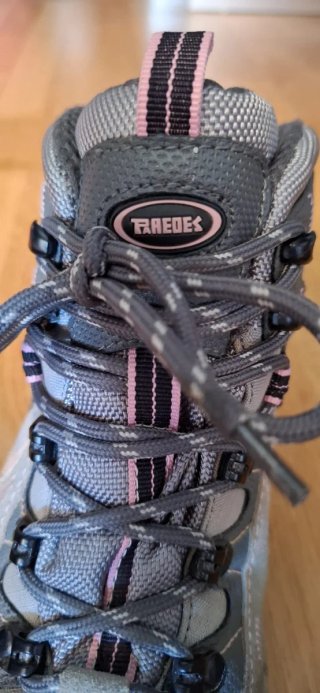 Botas de trekking impermeables grises y rosas