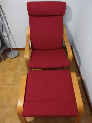Mecedora Ikea POÄNG roja con reposapies ancho 68cm